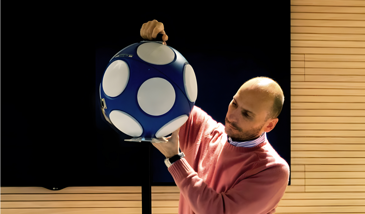 Esperto di acustica Michele Valotto con Sorgente acustica sonora omnidirezionale