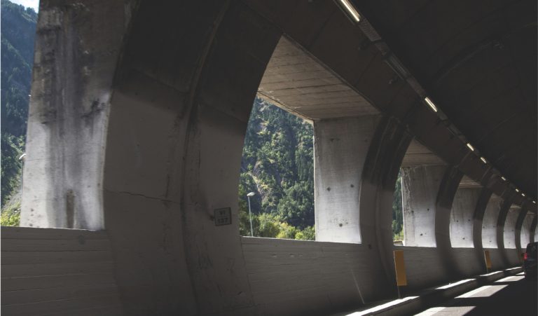 galleria con aperture sull'ambiente esterno